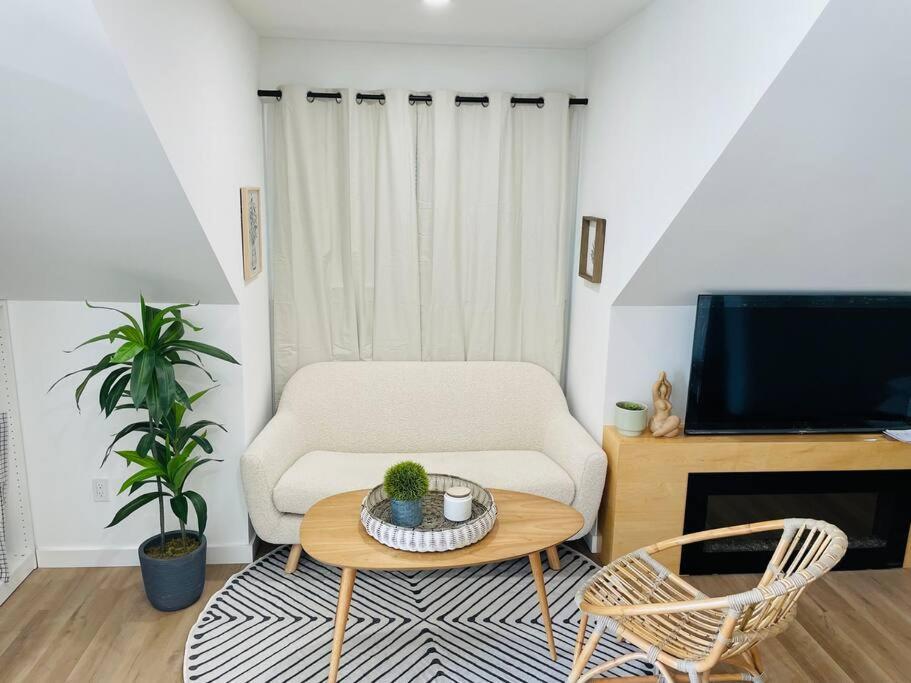 Stylish Cozy One Bedroom Studio With Free Parking Victoria Exterior photo