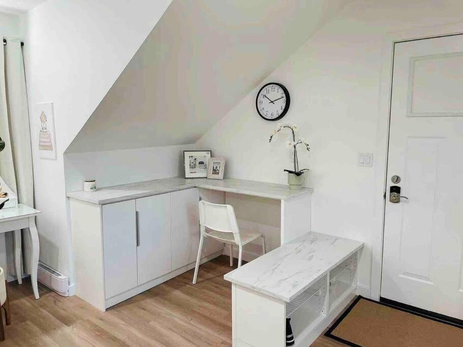 Stylish Cozy One Bedroom Studio With Free Parking Victoria Exterior photo